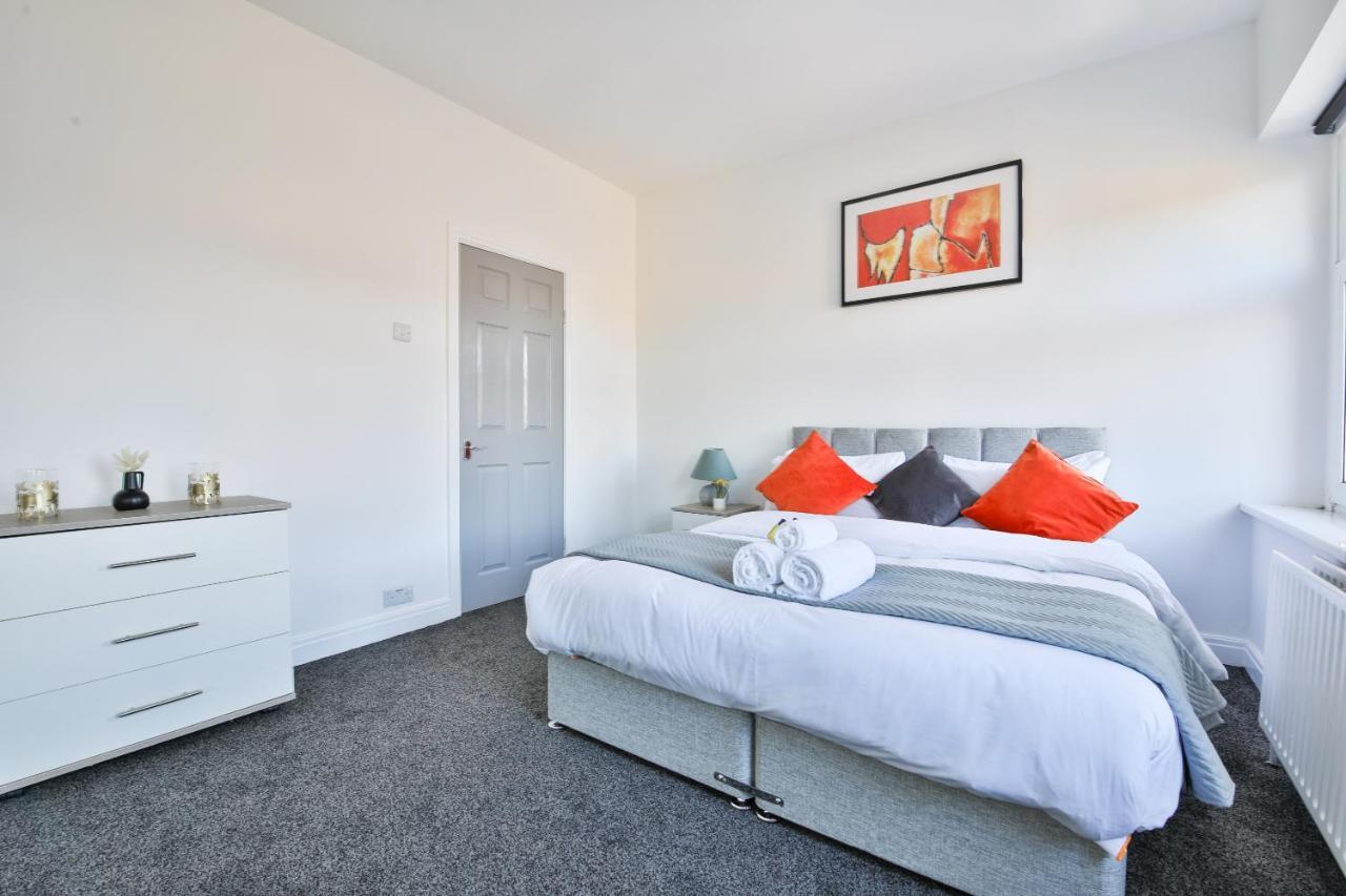 Spacious 3 Bedroom Close To Centre