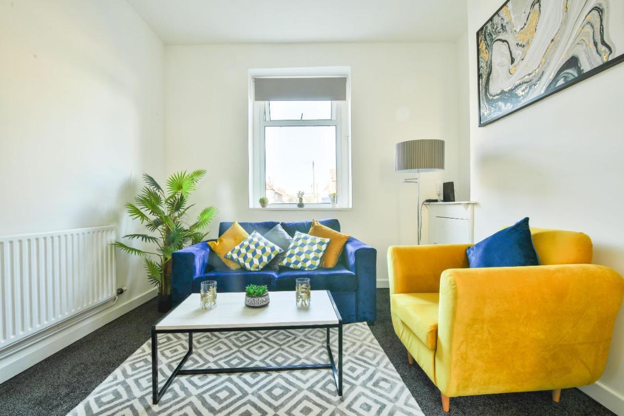 Spacious 3 Bedroom Close To Centre *