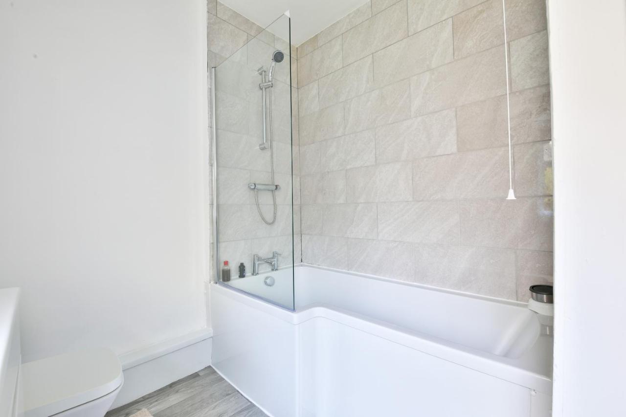 Spacious 3 Bedroom Close To Centre *